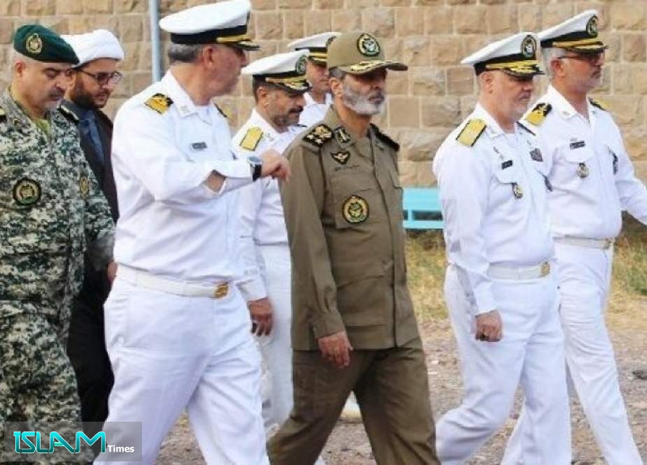 قائد الجيش الايراني يتفقد وحدات القوة البحرية في منجيل
