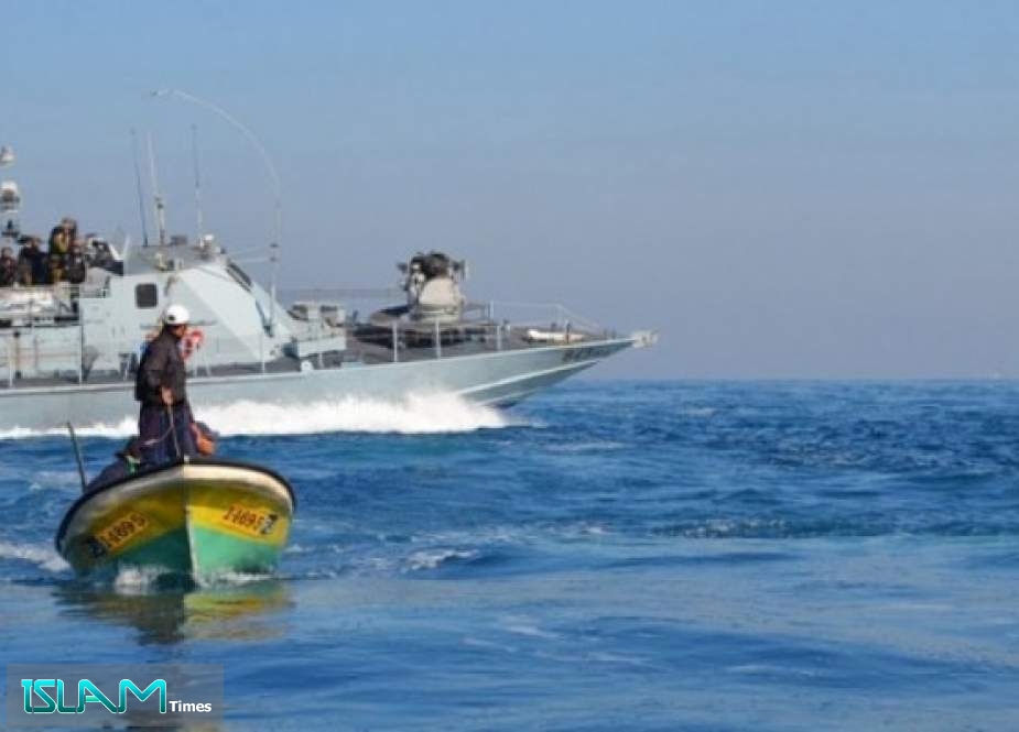 زوارق الاحتلال تستهدف مراكب الصيادين وسط قطاع غزة