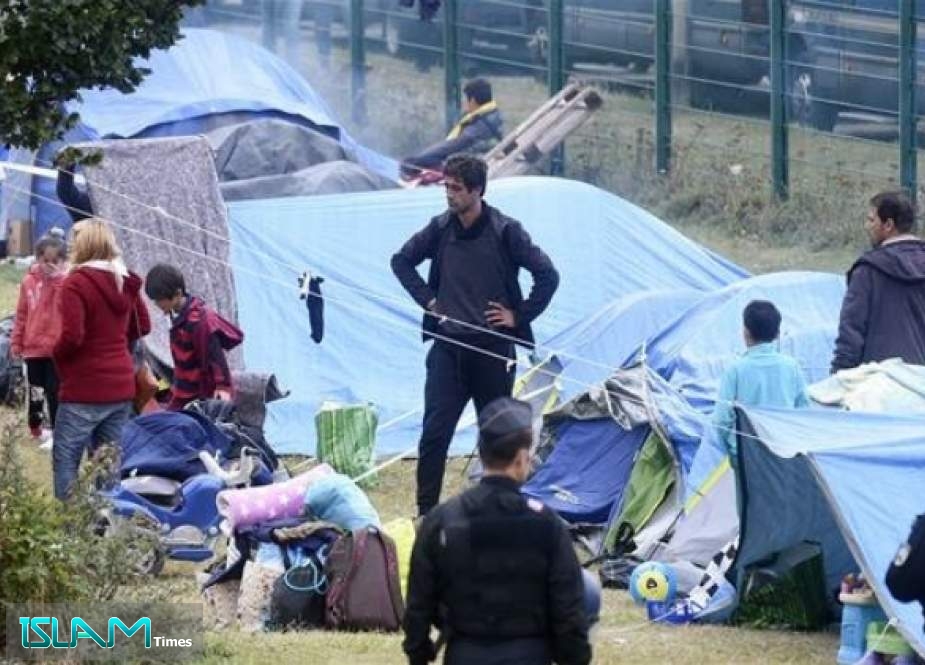 People leave a refugee camp during its evacuation by French gendarmes, in Grande-Synthe, northern France, on September 17, 2019. (Photo by AFP)