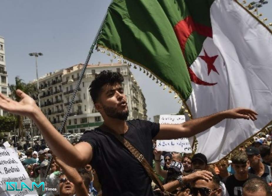 تظاهرة طلابية في الجزائر ضد الانتخابات المقررة