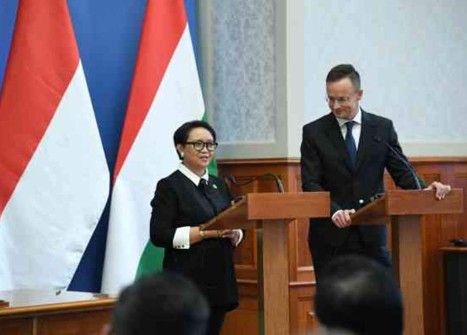 Menteri Luar Negeri RI Retno Marsudi bertemu Menteri Luar Negeri dan Perdagangan Hongaria Péter Szijjártó.jpeg