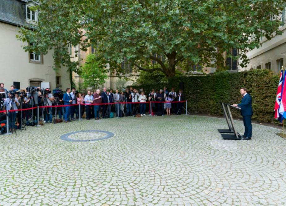 Perdana Menteri Luksemburg Xavier Bettel marah di podium kosong di sampingnya ketika Perdana Menteri Boris Johnson keluar dari konferensi pers yang direncanakan. Foto credit AFP