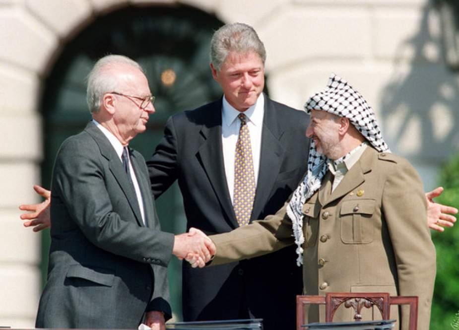 Presiden AS Bill Clinton berdiri di antara pemimpin PLO Yasser Arafat dan Perdana Menteri Israel Yitzhak Rabin ketika mereka berjabat tangan untuk pertama kalinya, pada 13 September 1993 di Gedung Putih setelah menandatangani Kesepakatan Oslo. (AFP)