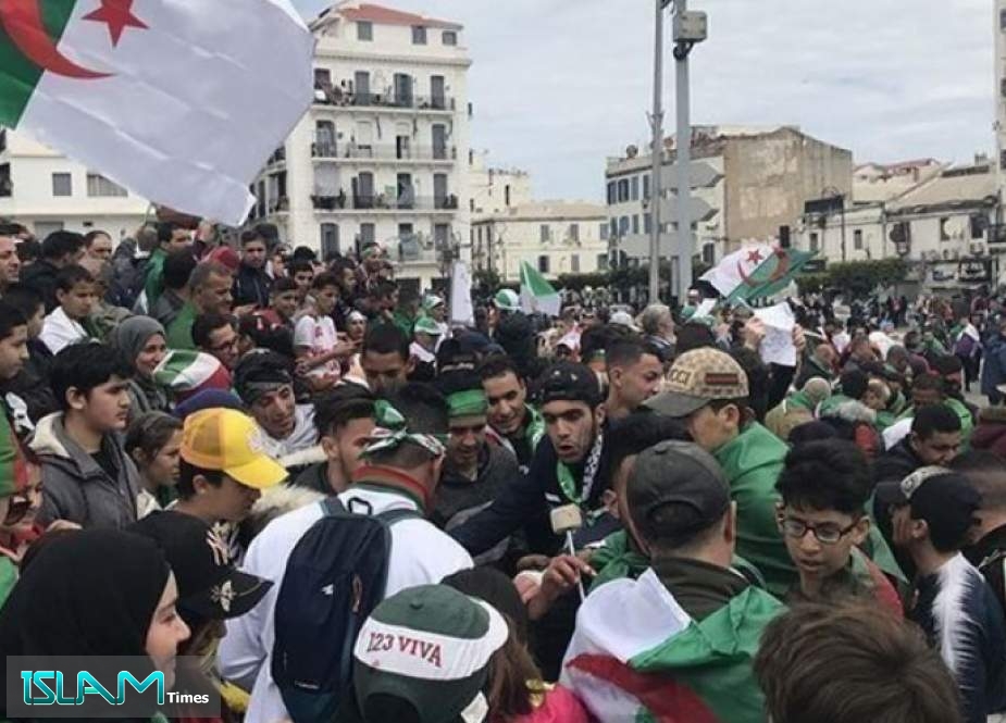 الجزائريون يتحدون قرارات قائد الجيش ويواصلون احتجاجاتهم