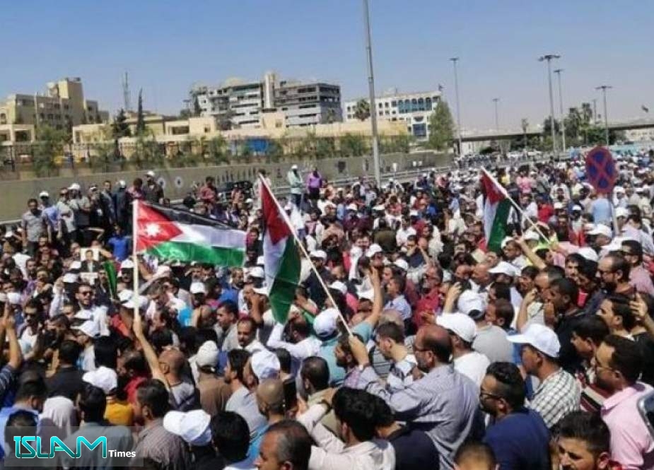 حكومة الأردن ونقابة المعلمين تبحَثان عن “صيغةٍ ما” لإنهاء “الإضراب”