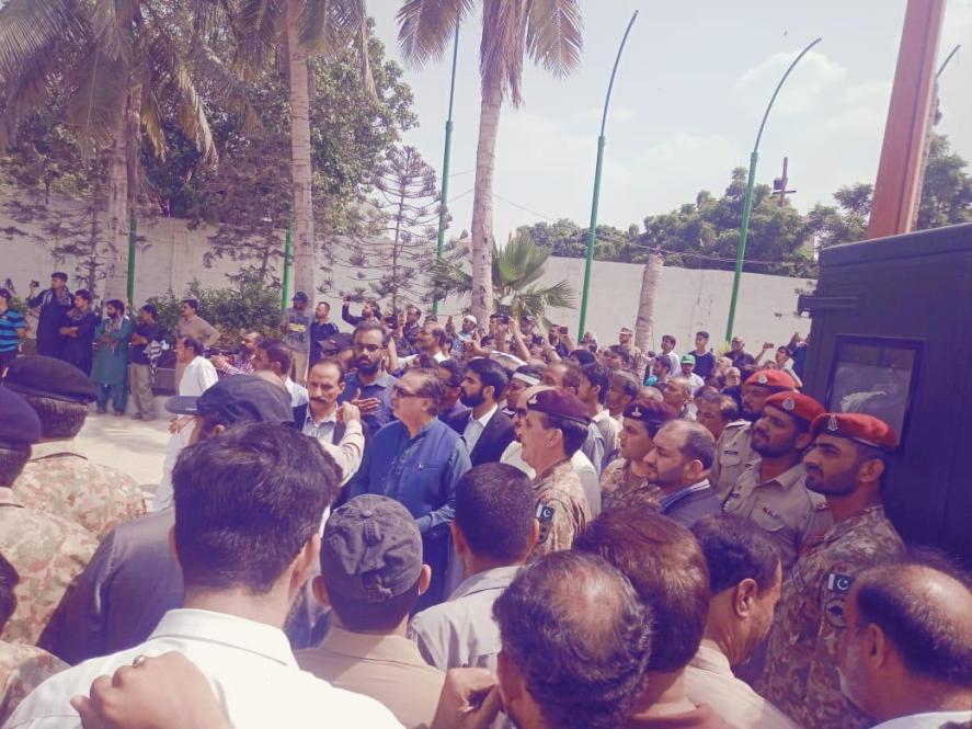 کراچی کی امام بارگاہ شہدائے کربلا میں میجر عدیل زیدی شہید کی نماز جنازہ ادا