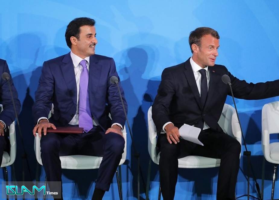 مصافحة الرئيس الفرنسي لأمير قطر تثير جدلاً