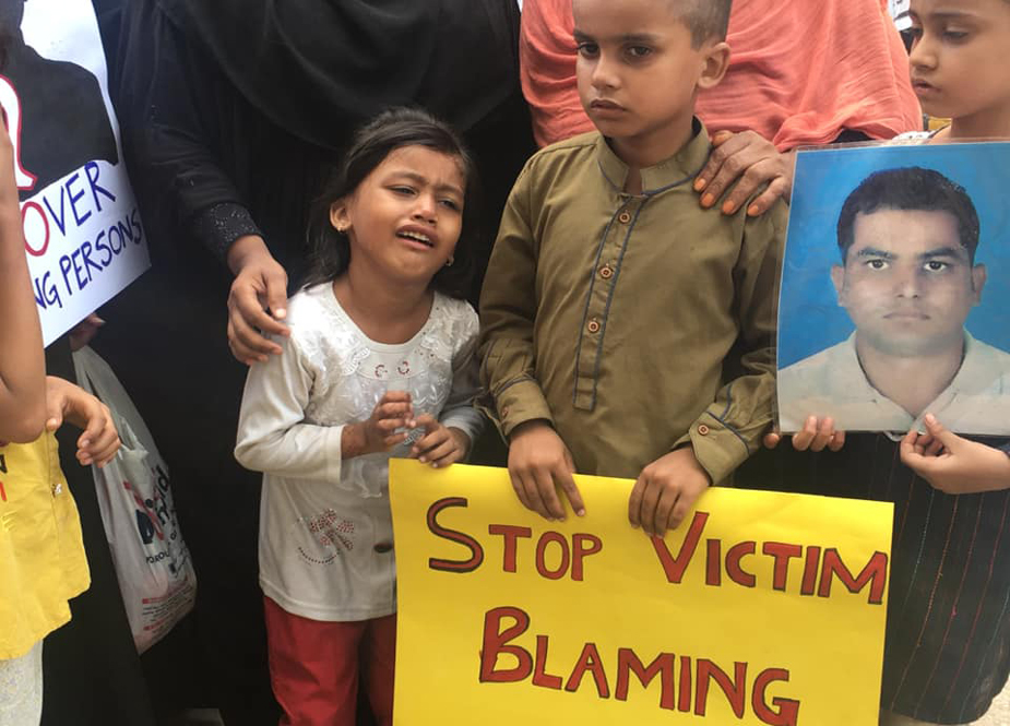 کراچی میں لاپتہ شیعہ افراد کے اہلخانہ کا کراچی پریس کلب پر احتجاجی مظاہرہ