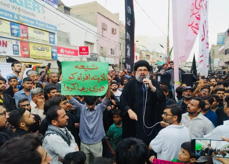 کراچی میں 25 محرم الحرام کے مرکزی جلوس میں شیعہ لاپتہ افراد کیلئے احتجاج