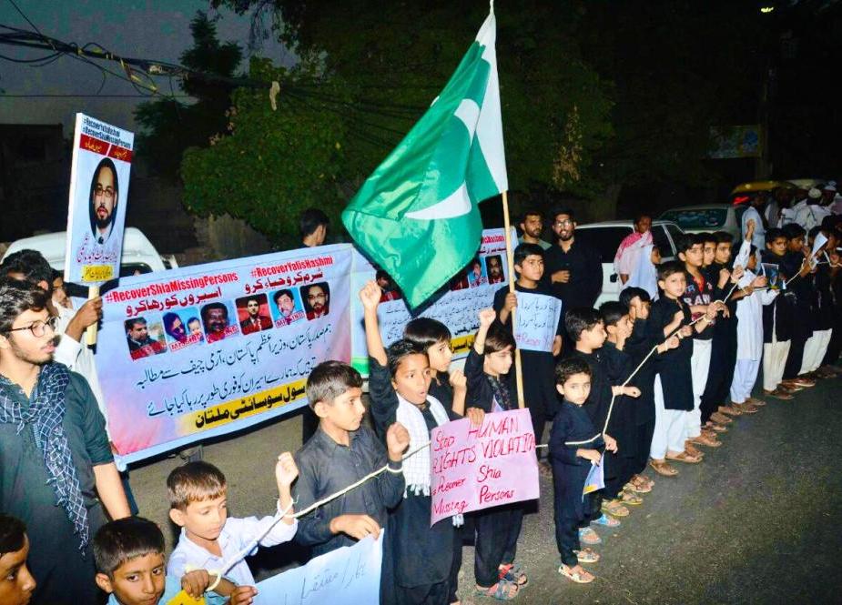 ملتان، جبری طور پر لاپتہ افراد کی بازیابی کے لیے بچوں کا ہاتھوں میں رسیاں اور منہ پر ٹیپ لگا کر احتجاجی مظاہرہ