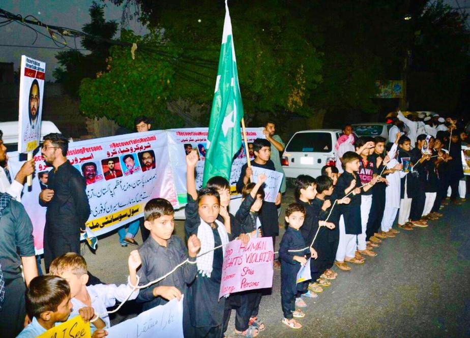 ملتان، جبری طور پر لاپتہ افراد کی بازیابی کے لیے بچوں کا ہاتھوں میں رسیاں اور منہ پر ٹیپ لگا کر احتجاجی مظاہرہ