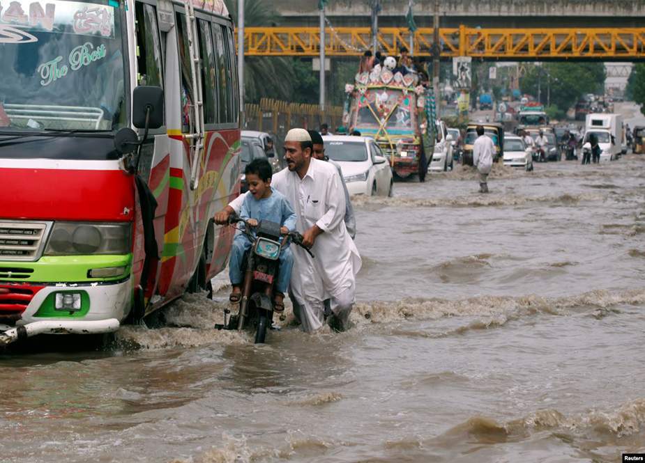 کراچی میں بارش کی تباہ کاریاں، 70 فیصد سڑکیں ٹوٹ پھوٹ کا شکار، شہریوں کا کوئی پرسان حال نہیں
