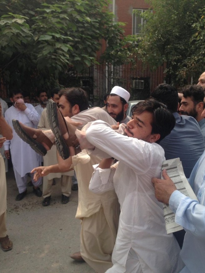 پشاور کے لیڈی ریڈنگ ہسپتال میں گرینڈ الائنس کے احتجاج کے دوران پولیس کا لاٹھی چارج