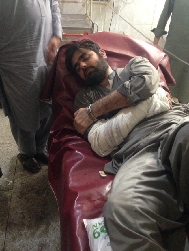 پشاور کے لیڈی ریڈنگ ہسپتال میں گرینڈ الائنس کے احتجاج کے دوران پولیس کا لاٹھی چارج