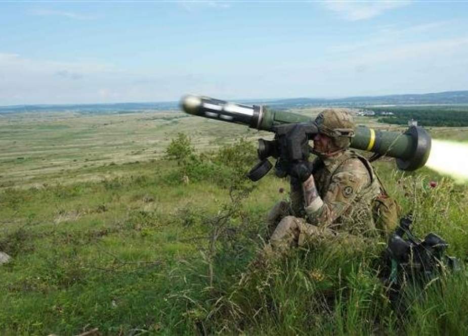 US soldier fires the Javelin anti-tank missile.jpg