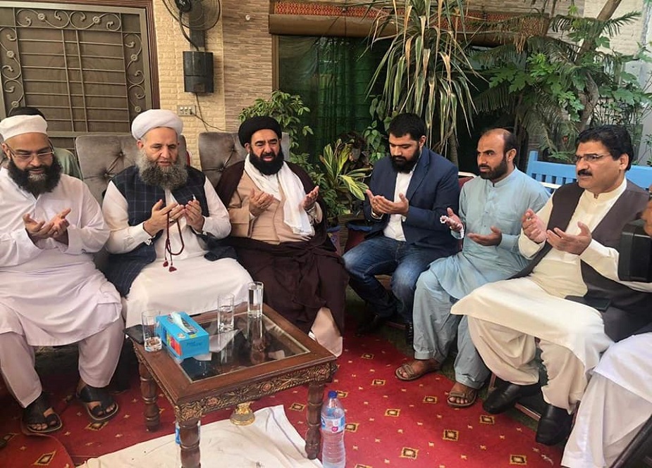 لاہور، پاکستان علماء کونسل کے مولانا طاہر اشرفی سے شیعہ علماء کی ملاقات اور اظہار تعزیت کی تصاویر