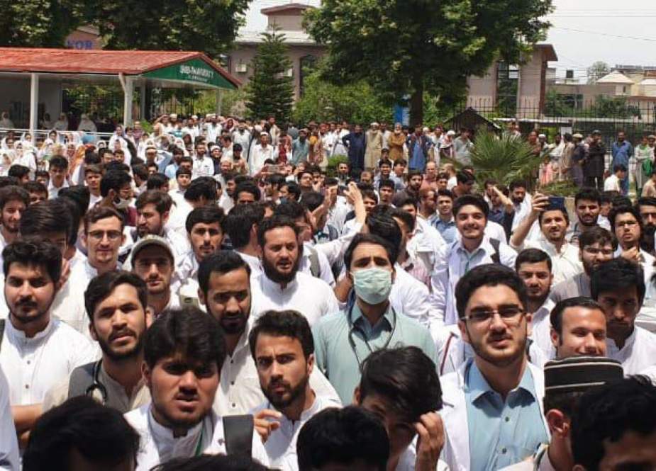 ڈاکٹروں کا احتجاج، پشاور کے لیڈی ریڈنگ ہسپتال میں گرینڈ پاور شو کی تیاریاں مکمل