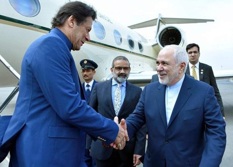 وزیراعظم عمران خان تہران پہنچ گئے، ایرانی وزیرخارجہ کا ائیرپورٹ پر استقبال