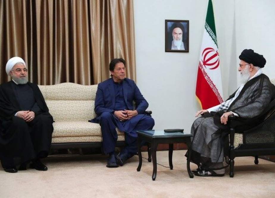 Imran Khan dalam pertemuan dengan Ayatullah Khamenei