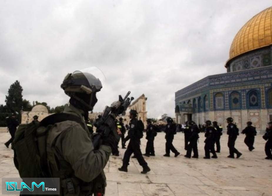 قوات الإحتلال تعتقل المصلين في المسجد الأقصى