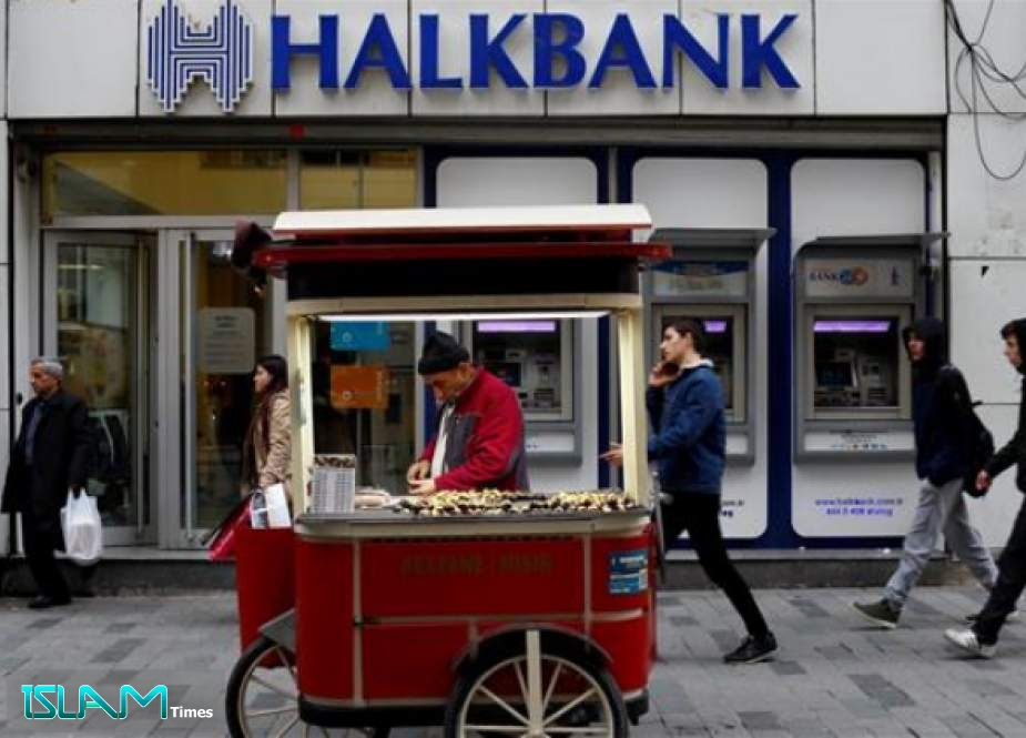 A street vendor sells roasted chestnuts in front of a branch of Halkbank in central Istanbul, Turkey, January 10, 2018. (Photo by Reuters)