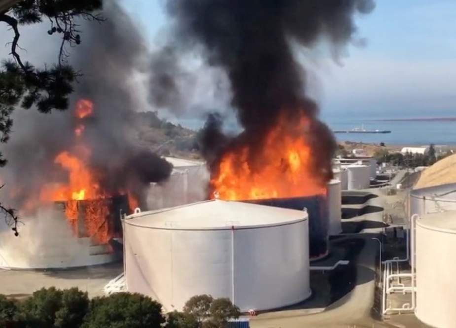 Asap mengepul dari api yang membakar dua tangki di fasilitas penyimpanan minyak NuStar di Contra Costa County, California, AS 15 Oktober 2019, (Media Sosial via REUTERS)