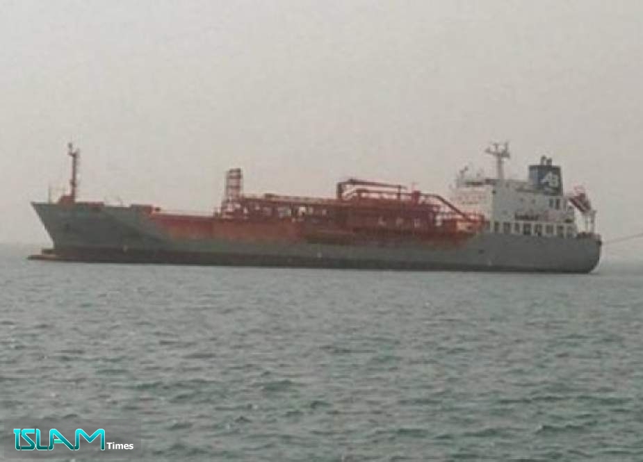 العدوان السعودي يحتجز سفينة مشتقات نفطية إضافية