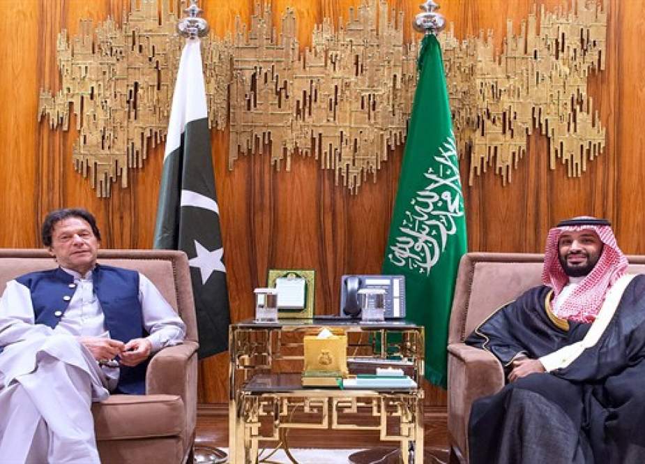 15 Oktober 2019 foto ini dirilis oleh Saudi Press Agency (SPA),  Mohammed bin Salman (kanan) bertemu dengan Perdana Menteri Pakistan Imran Khan di Riyadh, Arab Saudi. (Foto, SPA via AP)