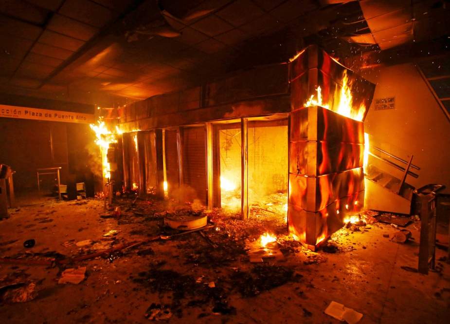 Kantor tiket kereta bawah tanah terlihat terbakar selama protes menentang kenaikan harga tiket kereta bawah tanah di Santiago, Chili, 19 Oktober 2019 REUTERS / Ramon Monroy