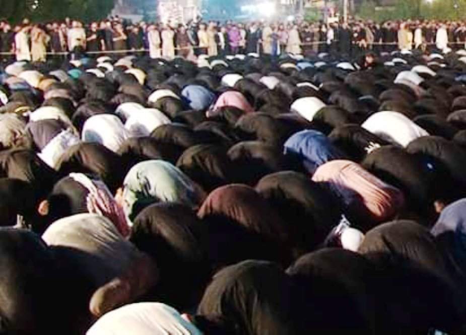 لاہور، چہلم کے جلوس کے شرکاء نے کوتوالی چوک میں نماز ظہرین ادا کی