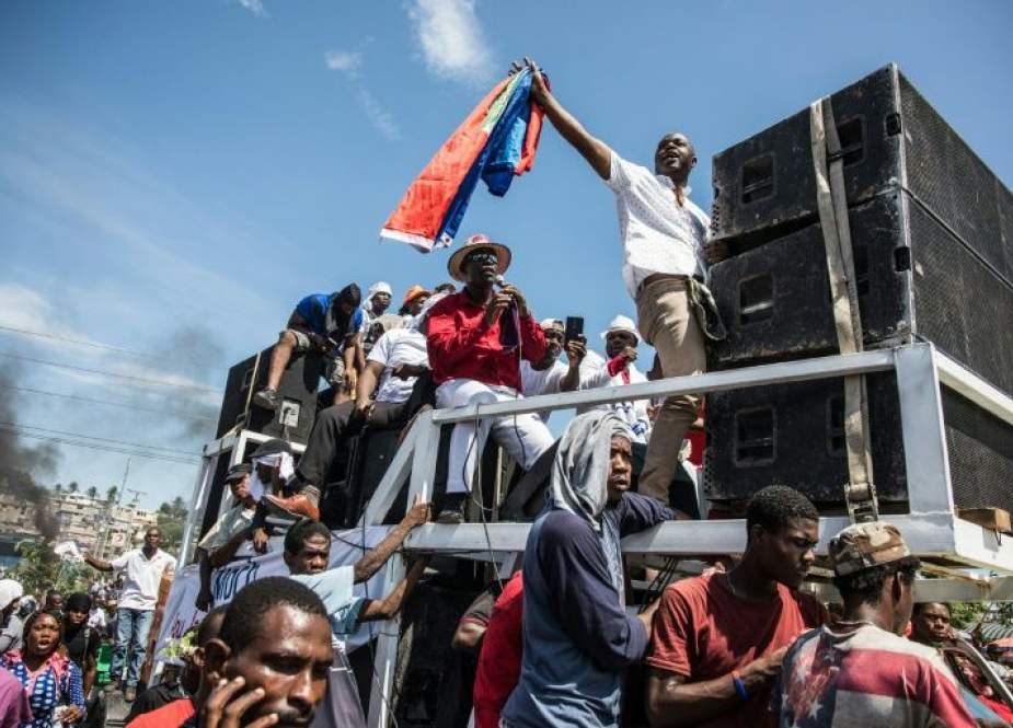 Demonstran ambil bagian dalam protes yang menuntut pengunduran diri Presiden Jovenel Moise di ibukota Haiti di Port-au-Prince pada 20 Oktober 2019 (Foto AFP via Yahoo News)