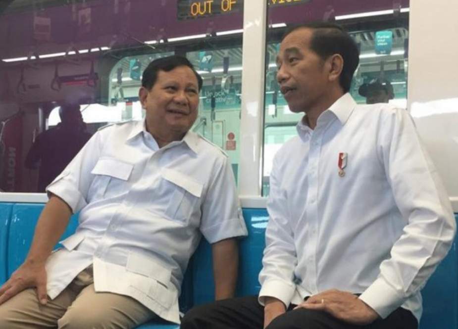 Jokowi dan Prabowo Subianto di gerbong MRT (Foto: Detik)