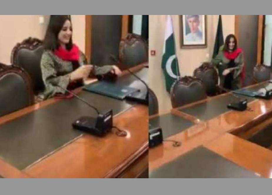 ماڈل گرل وزیراعظم آفس میں عمران خان کی کرسی پہ بیٹھ گئی