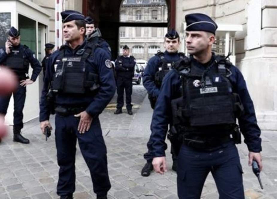 الشرطة الفرنسية تعلن أنها تتعامل مع حادث أمني في متحف