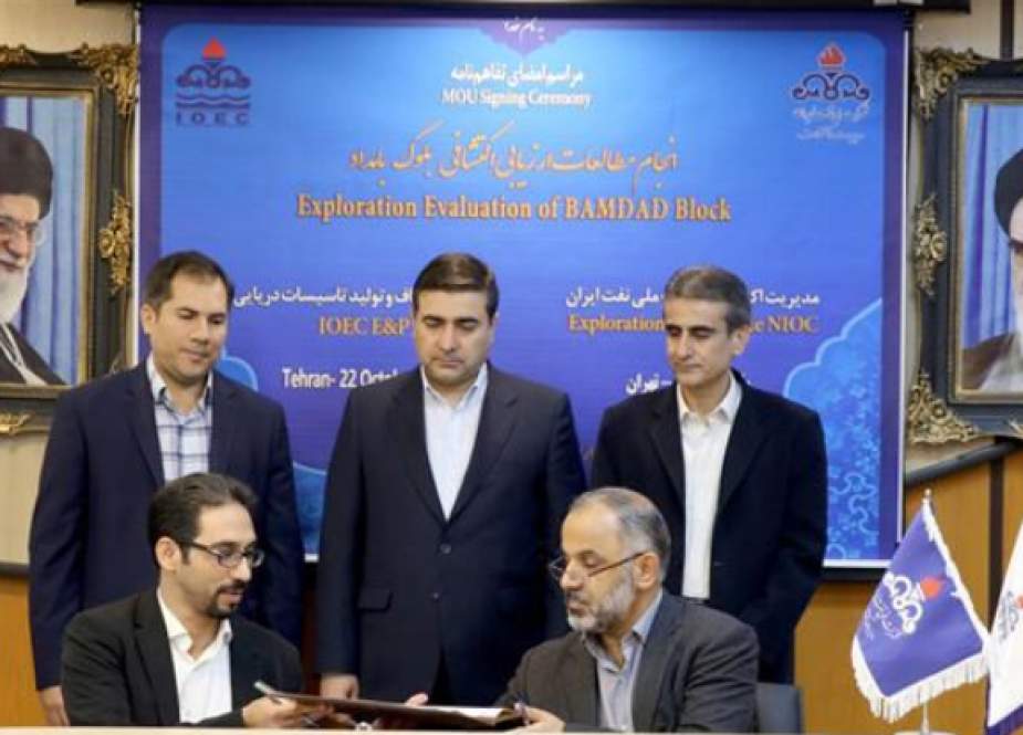 NIOC’s head of exploration Saleh Hendi (R) and IOEC Managing Director Saeed Shad exchange documents after signing an agreement in Tehran, Oct. 22, 2019.