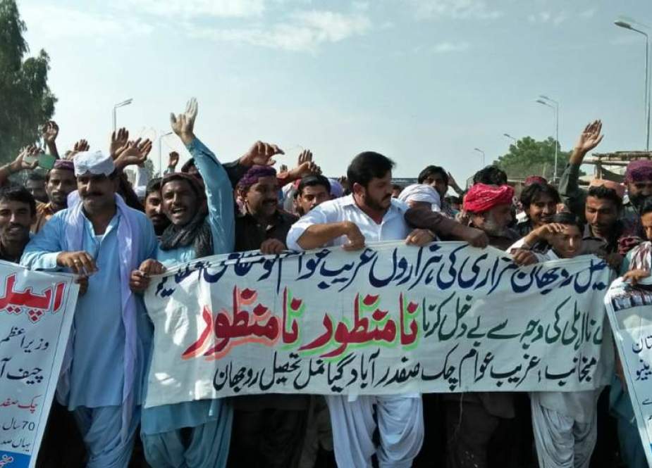 راجن پور، انڈس ہائی وے روجھان پر سینکڑوں کسانوں کا احتجاج، زمینیں واگزار کرانے کا مطالبہ