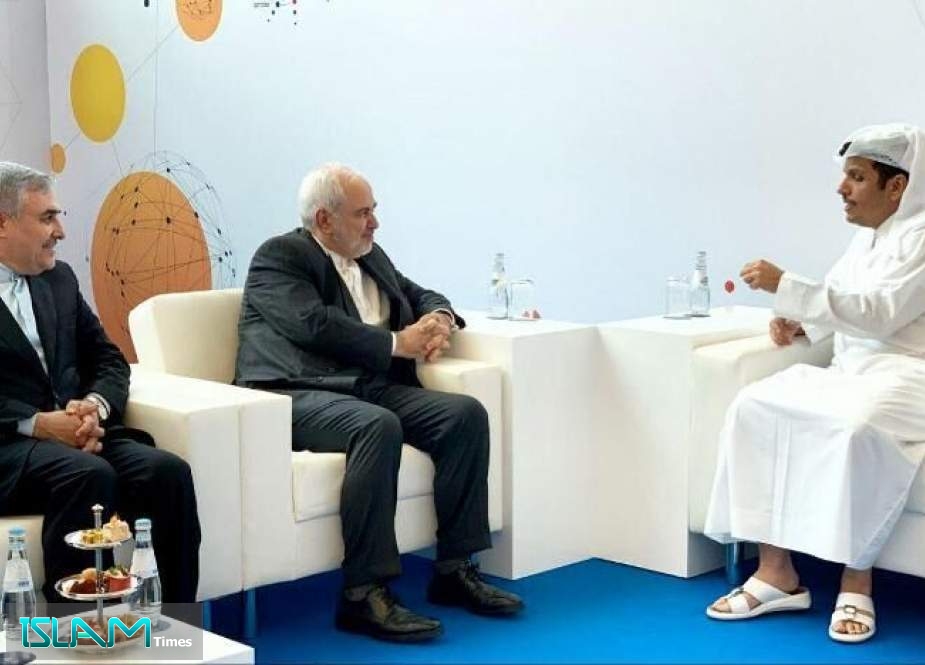 وزير الخارجية القطري يلتقى ظريف في الدوحة