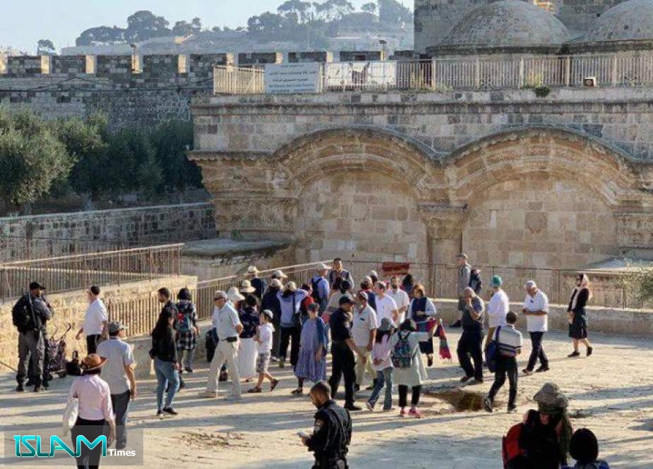 Zionist settlers break into the courtyards of Al-Aqsa Mosque and perform Talmudic prayers