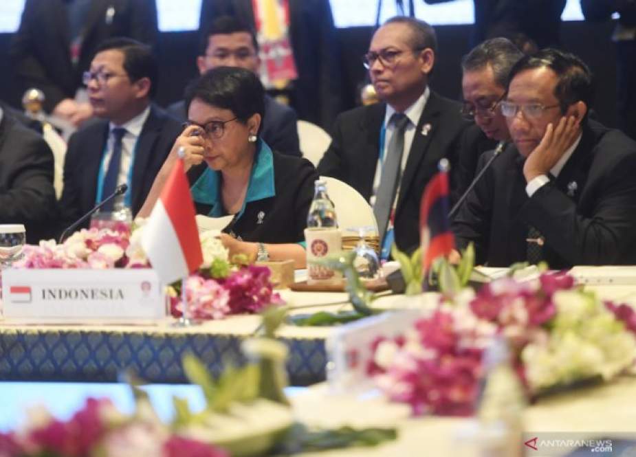 Menko Polhukam Mahfud MD bersama Menlu Retno LP Marsudi mengikuti ASEAN Political Ð Security Community (APSC) Council Meeting ke-20 di Impact Arena, Bangkok, Thailand.jpg