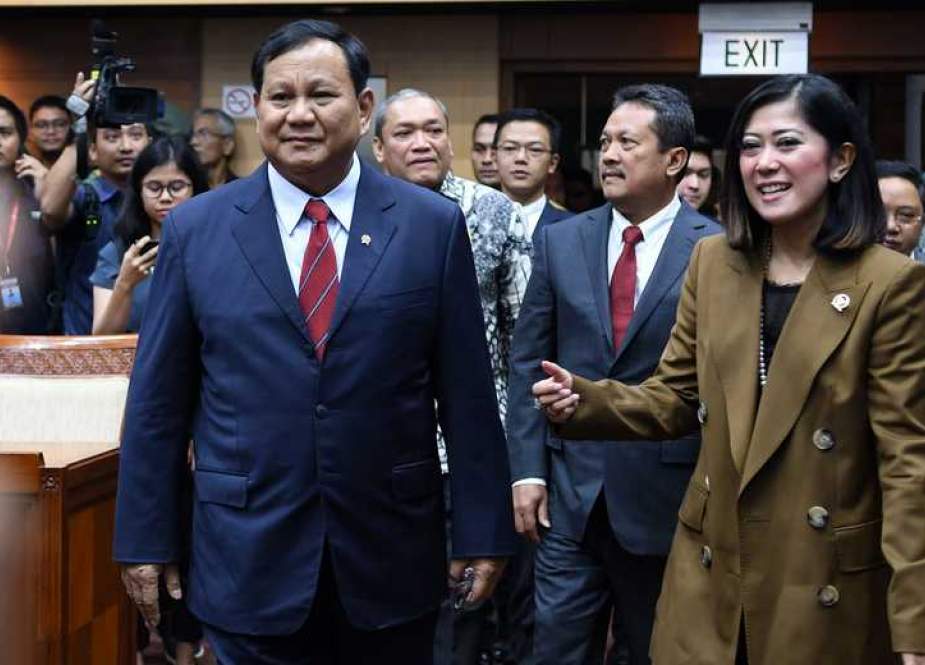 Menteri Pertahanan Prabowo Subianto (kiri) berbincang dengan Ketua Komisi I DPR Meutia Hafid.jpg