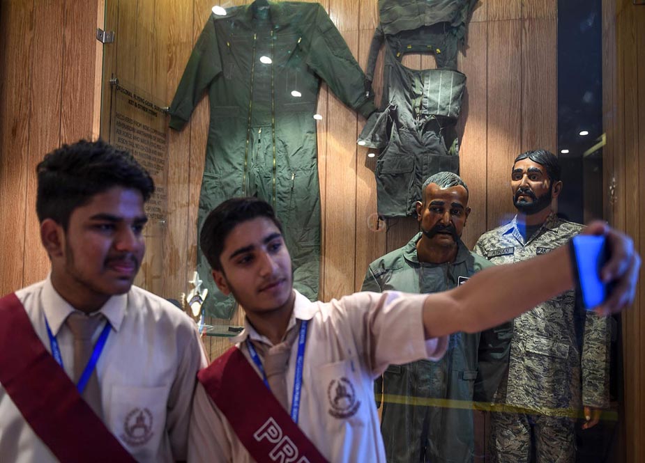 بھارتی کمانڈر ابھی نندن کا مجسمے اور وردی کراچی کے پاک فضائیہ کے جنگی میوزیم میں نصب