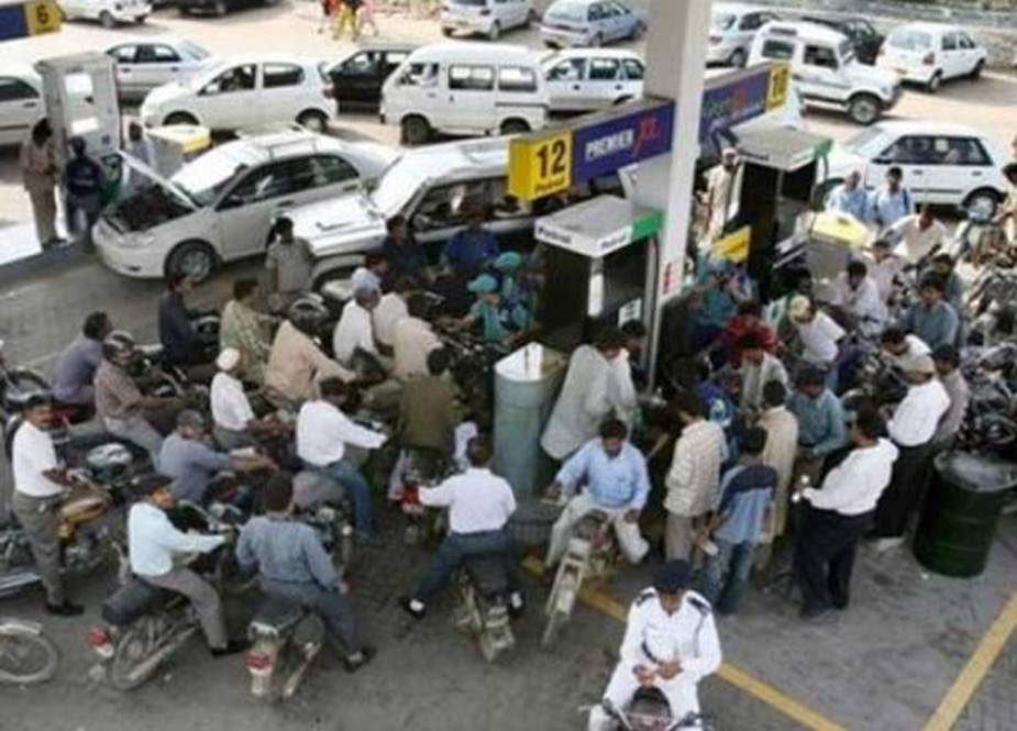 شاہراہ بلتستان کی بندش کی اطلاع ملتے ہی سکردو میں پٹرول پمپس پر تالے لگ گئے
