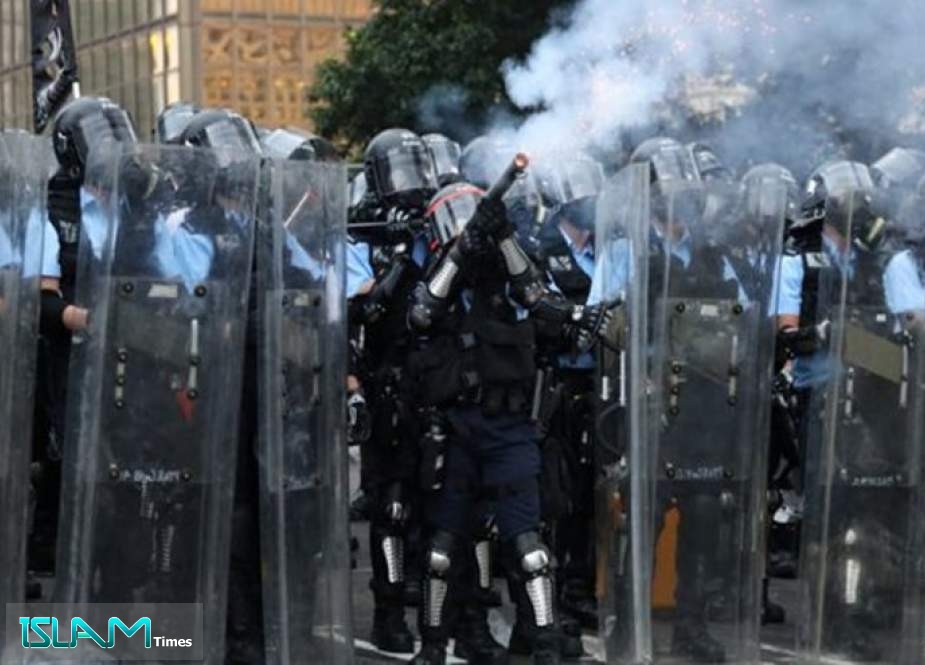 محتجو هونغ كونغ يطلقون السهام على رجال الشرطة