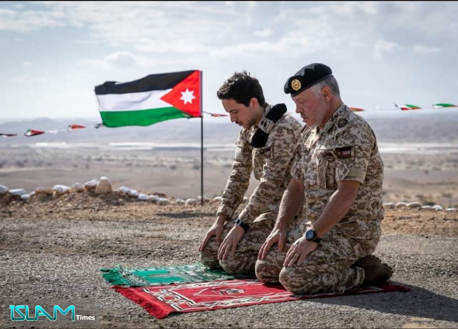 ملك الأردن يزور الغمر عقب استعادتها من الاحتلال