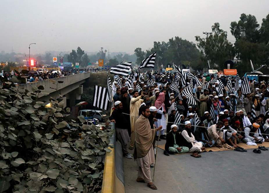 26 نمبر چونگی اسلام آباد پہ جے یو آئی (ف) کا دھرنا، ٹریفک بلاک اور راستے بند