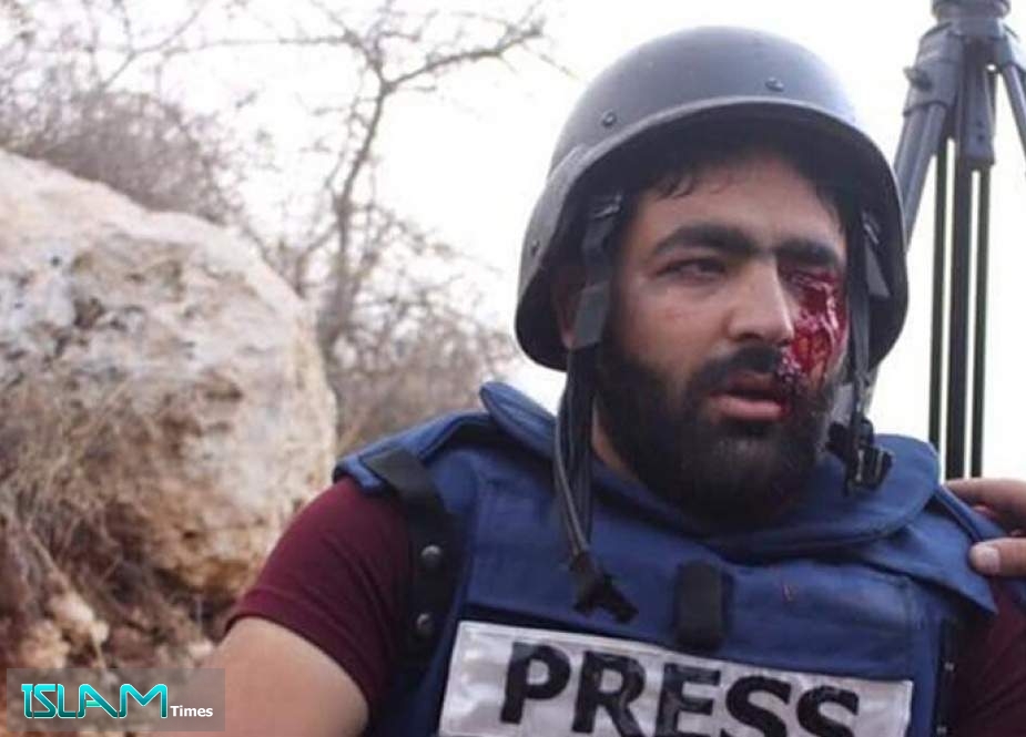 محتجون لبنانيون يرفعون صور صحفي فلسطيني فقد عينه برصاص الاحتلال