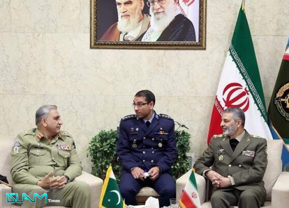 قائدا جيشي إيران وباكستان يبحثان توسيع التعاون الثنائي