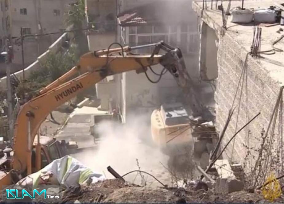 الإحتلال يهدم منزل عائلة فلسطينية في القدس المحتلة