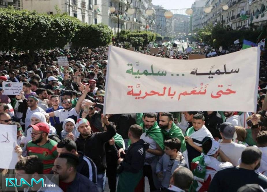الجزائر.. معركة ليّ الذراع تشتد بين السلطات والمعارضة