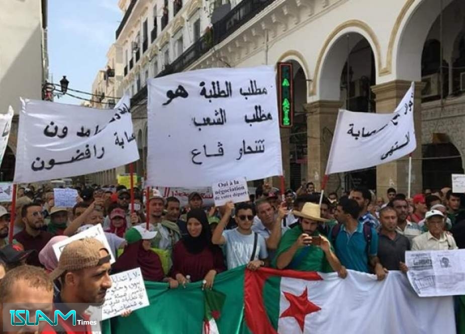 عزل معلمين جزائريين أضربوا عن العمل